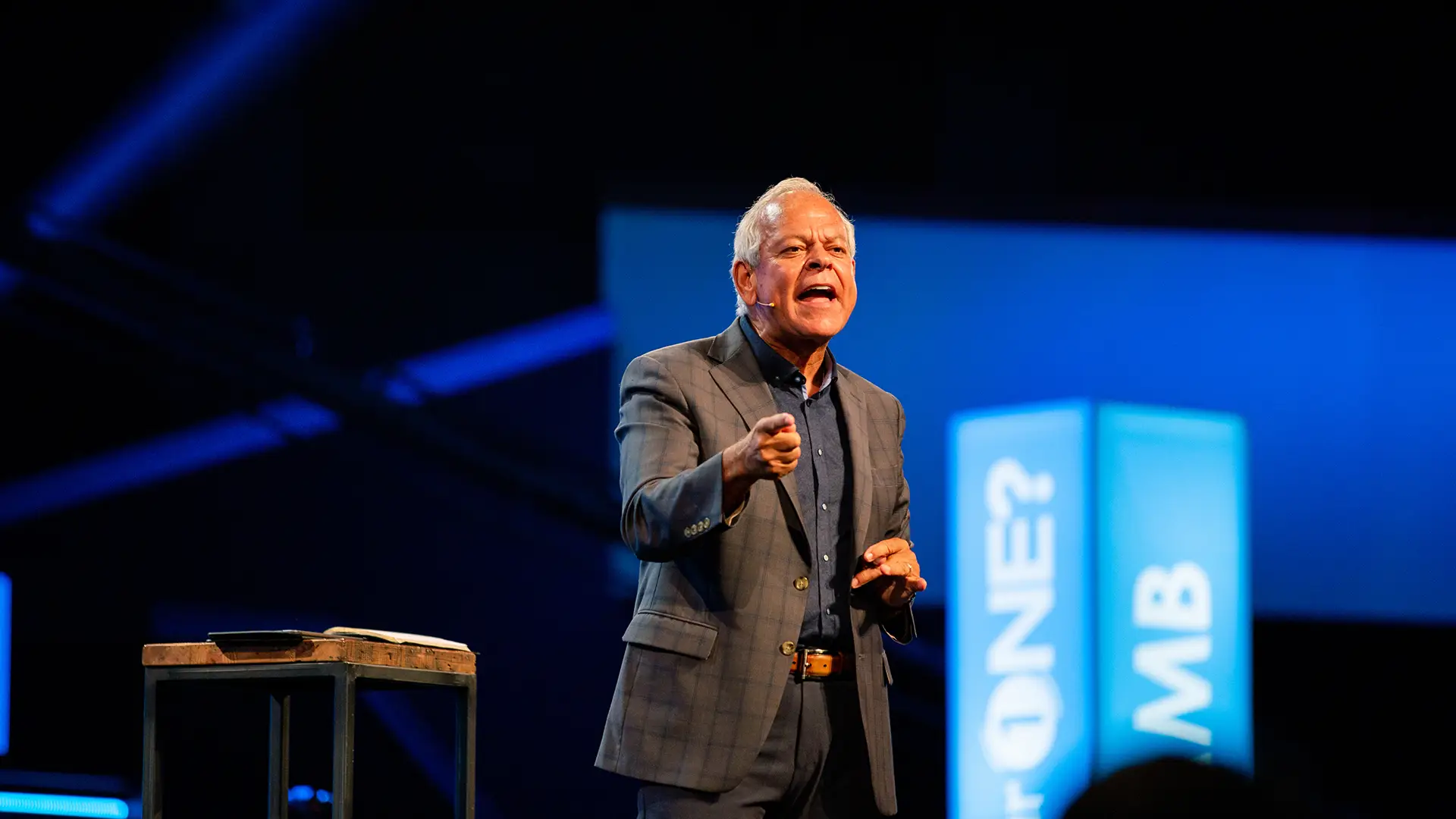 pastor Johnny hunt preaching to a crowd of people